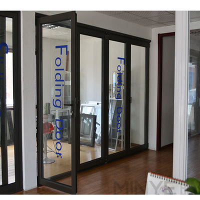 Gran puerta de garaje bi plegable transparente con superficie terminada y material de aleación de aluminio