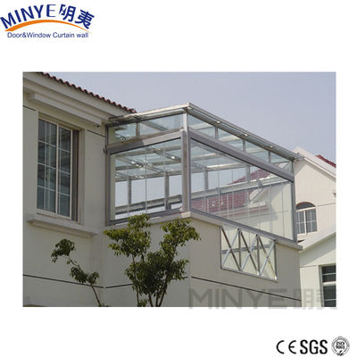 Casa de vidrio para todas las estaciones con techo plano y techo aislado de aluminio