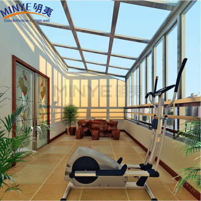 Casa de vidrio para todas las estaciones con techo plano y techo aislado de aluminio