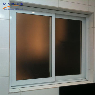 Ventana corredera de vinilo de apertura horizontal con aleta de brillo y vidrio endurecido