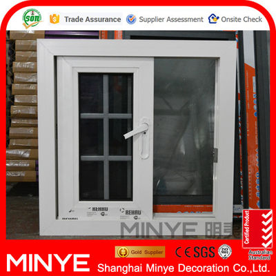 REHAU Ventana corredera de PVC personalizable y duradera con parrillas de acero inoxidable