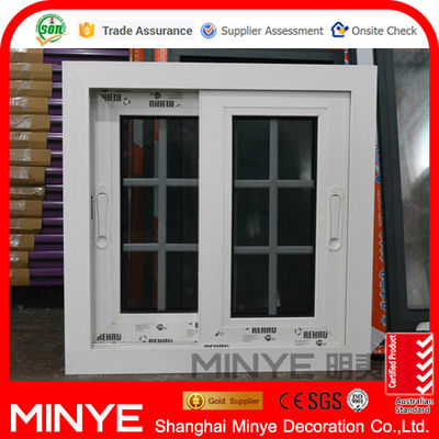 REHAU Ventana corredera de PVC personalizable y duradera con parrillas de acero inoxidable