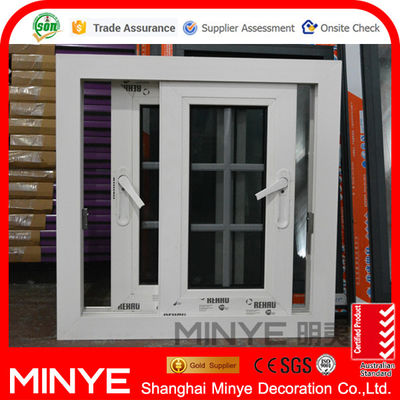 REHAU Ventana corredera de PVC personalizable y duradera con parrillas de acero inoxidable