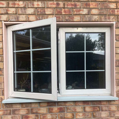 Ventanas corredizas de vidrio templado de PVC/PVC con parrillas decorativas y función a prueba de viento