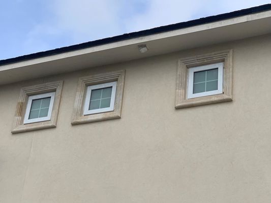 Ventanas corredizas de vidrio templado de PVC/PVC con parrillas decorativas y función a prueba de viento