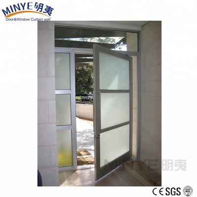 Puertas de vidrio con diseño elegante sin marco y superficie terminada