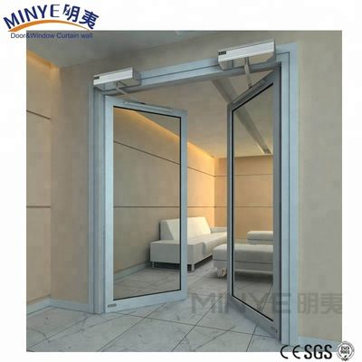 Puertas de vidrio con diseño elegante sin marco y superficie terminada