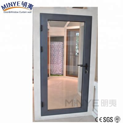 Puertas de vidrio con diseño elegante sin marco y superficie terminada