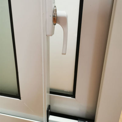 Ventanas de impacto de huracán en el dormitorio con marco de acero de plástico y vidrio de oficina.