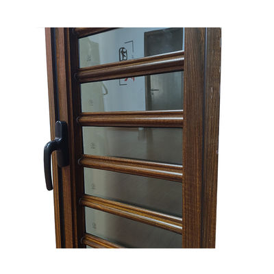 Puerta de persiana de vidrio de aluminio de diseño de grano de madera para interiores y certificación CE ISO9001