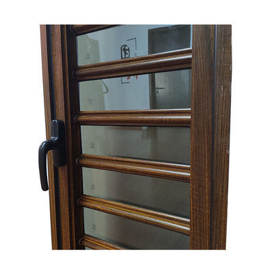 Puerta de persiana de vidrio de aluminio de diseño de grano de madera para interiores y certificación CE ISO9001