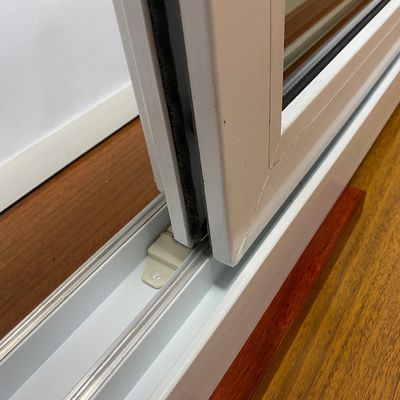 Ventana corredera de PVC de color negro exterior blanco interior para un rendimiento a prueba de viento