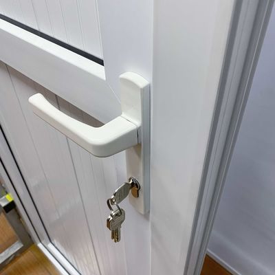 Superficie de banda de goma EPDM acabado UPVC puerta con bisagra vertical para puerta de enchufe de PVC