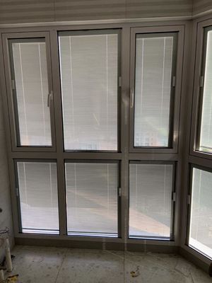 Tamaño personalizado Puerta corredera de aluminio y ventanas con persianas incorporadas al estilo francés