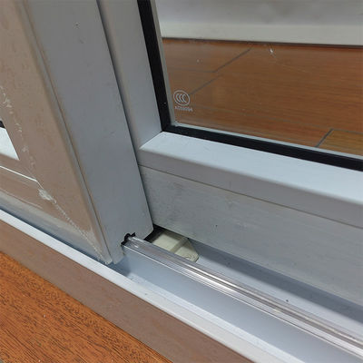 Puerta corredera de UPVC de alta resistencia con buen sellado y materiales ecológicos