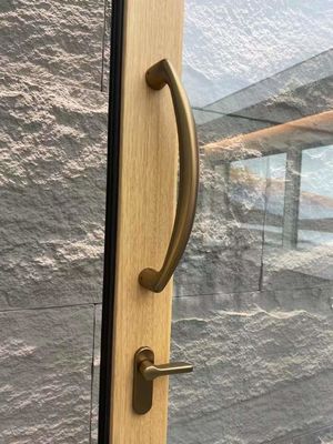 Puerta de vidrio comercial Puerta corredera de aleación de aluminio de color de grano de madera para estilo japonés