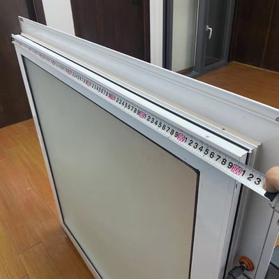 Ventana de esquina de cristal de aluminio de color de madera con función a prueba de viento y diseño de vidrio