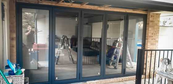 Puerta de acordeón de vidrio exterior plegable con diseño moderno y fácil mantenimiento