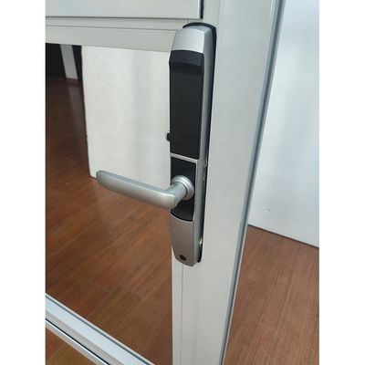 Puerta de vidrio de aluminio con contraseña.