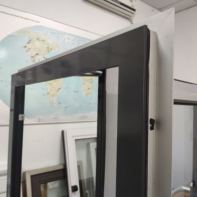 Ventana de revestimiento de aleación de aluminio de diseño moderno para sellar el balcón contra un fuerte tifón