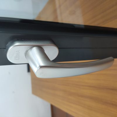 Ventana de revestimiento de aleación de aluminio de diseño moderno para sellar el balcón contra un fuerte tifón