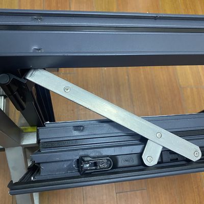 Ventana de vidrio de villas con estilo swing-casement y cuadro de aleación de aluminio con red de fibra de vidrio