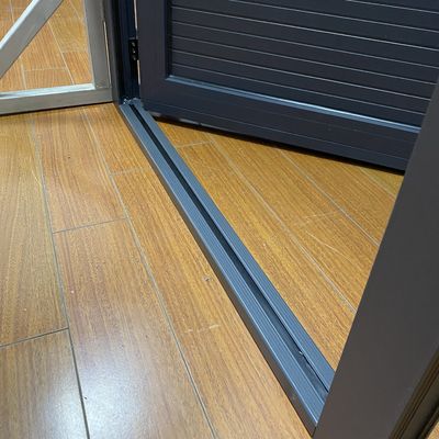 Estilo de diseño moderno Placa de aluminio gris de puerta única para puertas de casement