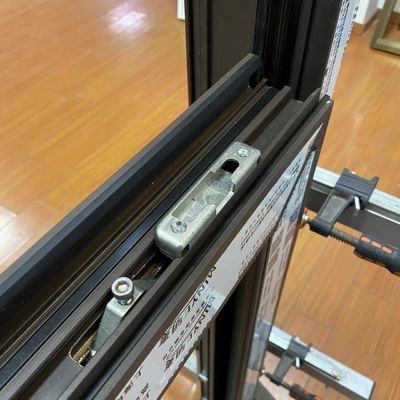 Puerta de vidrio minimalista con hardware chino de aluminio de doble hoja de ventana