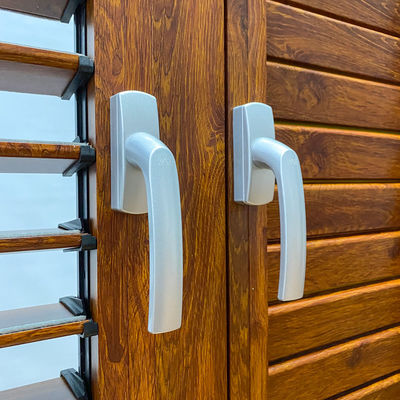 Ventana de persiana de aluminio de apertura horizontal personalizada con acabado de grano de madera